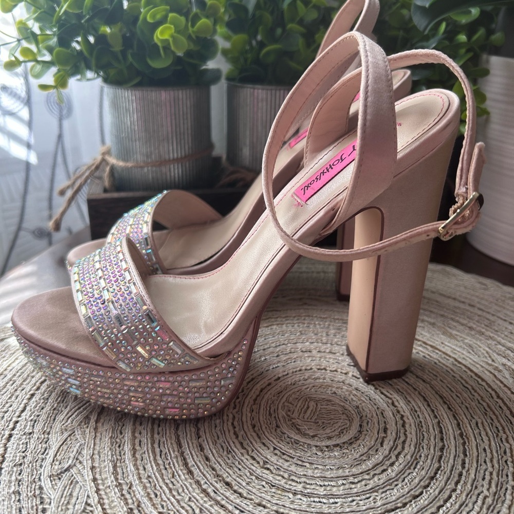 Betsy Johnson Allie Elegant beige rhinestone satin Heeled Sandals sz 6.5 - Picture 2 of 5
